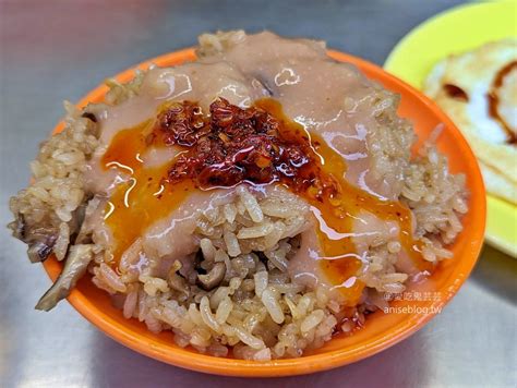 三條路|三條路油飯＆排骨酥湯┃萬華美食。客潮滿爆的宵夜場，市場人都。